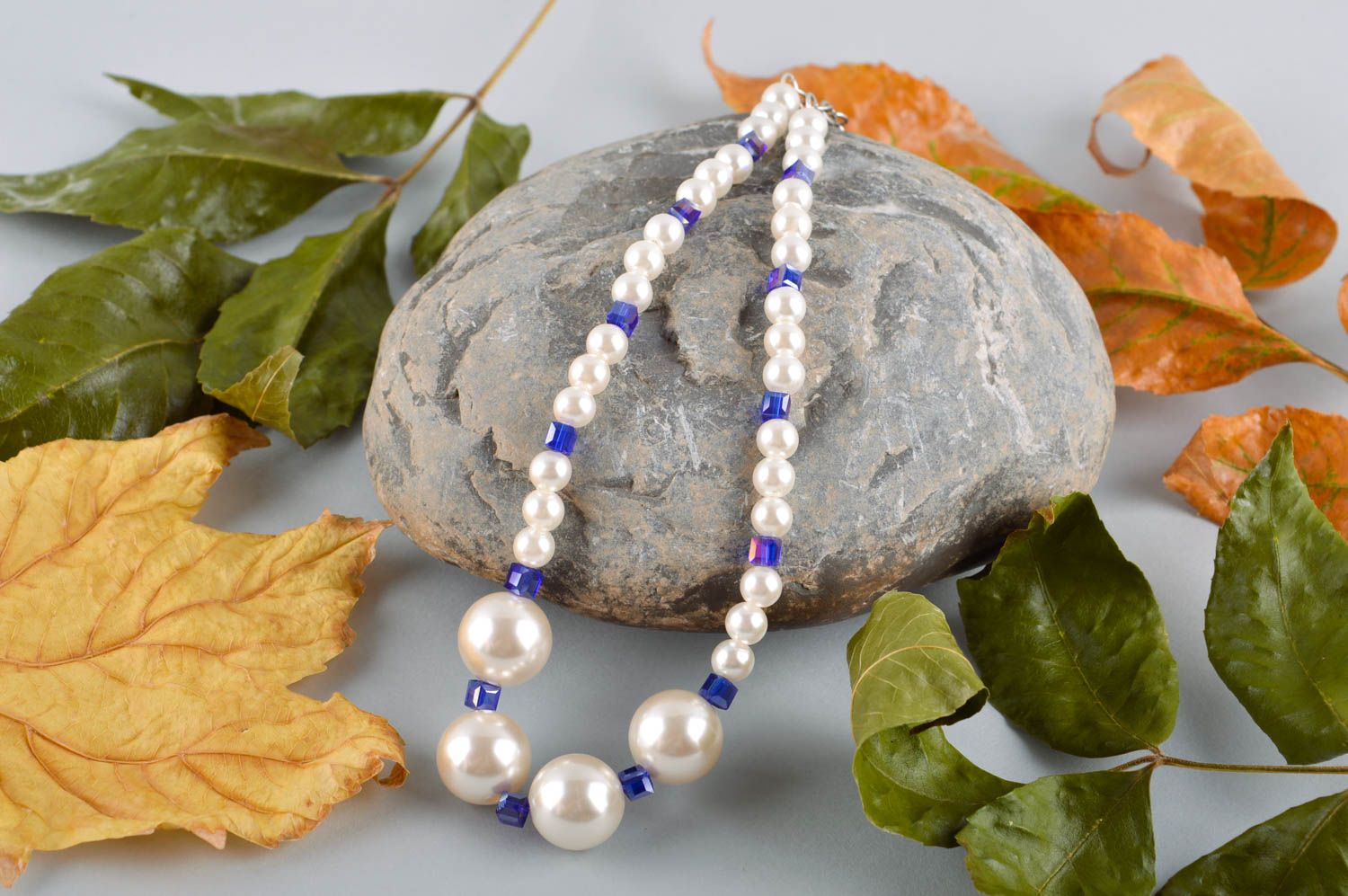 Collier design Bijou fait main blanc fausses perles cristaux métal Cadeau femme photo 1