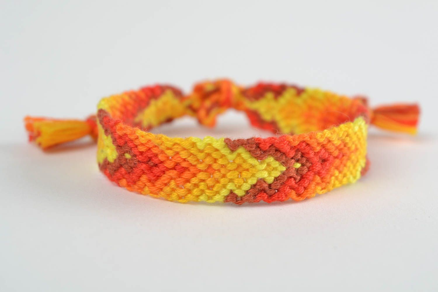 Bracelet tressé en fils jaunes et orange fin d'été fait main de style hippie photo 3