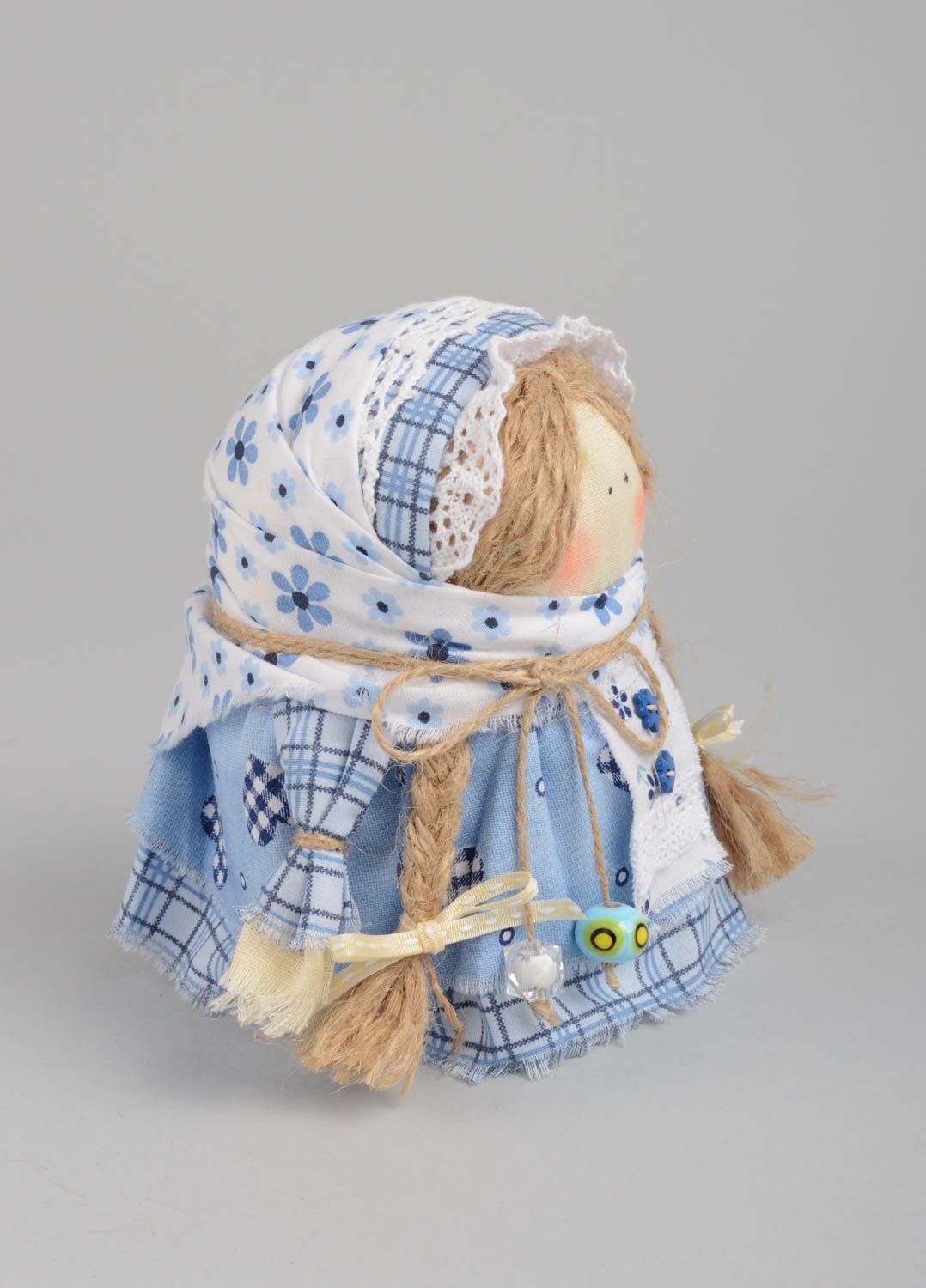 Кукла-оберег зерновушка ручной работы из ткани наполненная крупой красивая фото 3