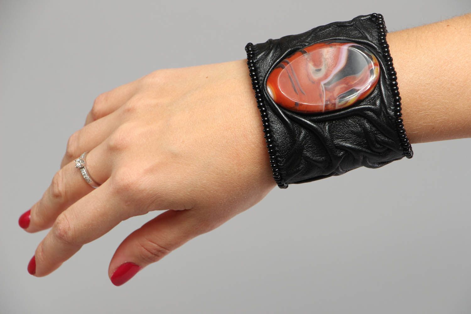 Bracciale in pelle fatto a mano accessorio originale braccialetto da donna
 foto 4