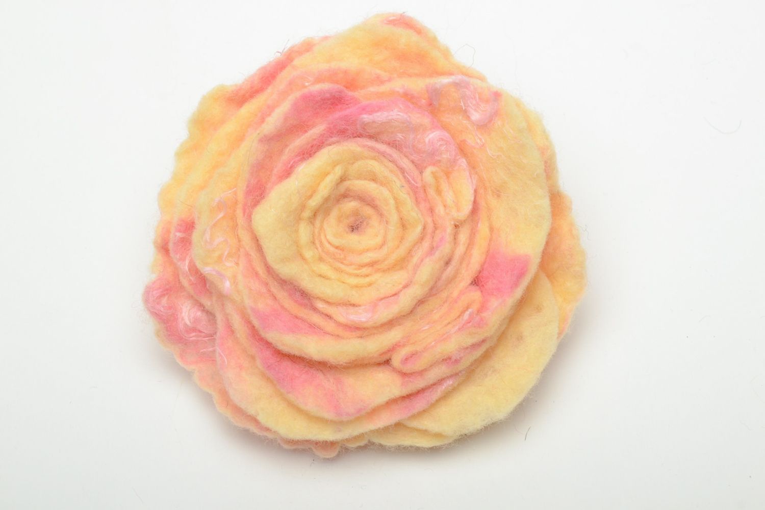 Broche en laine feutrée fleur pastel faite main photo 3