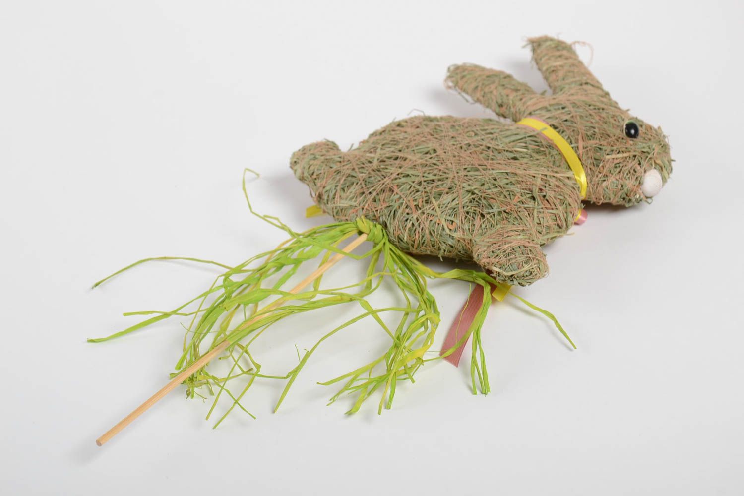 Кролик на палочке из травы лесной ручной работы оригинальный декор красивый фото 5