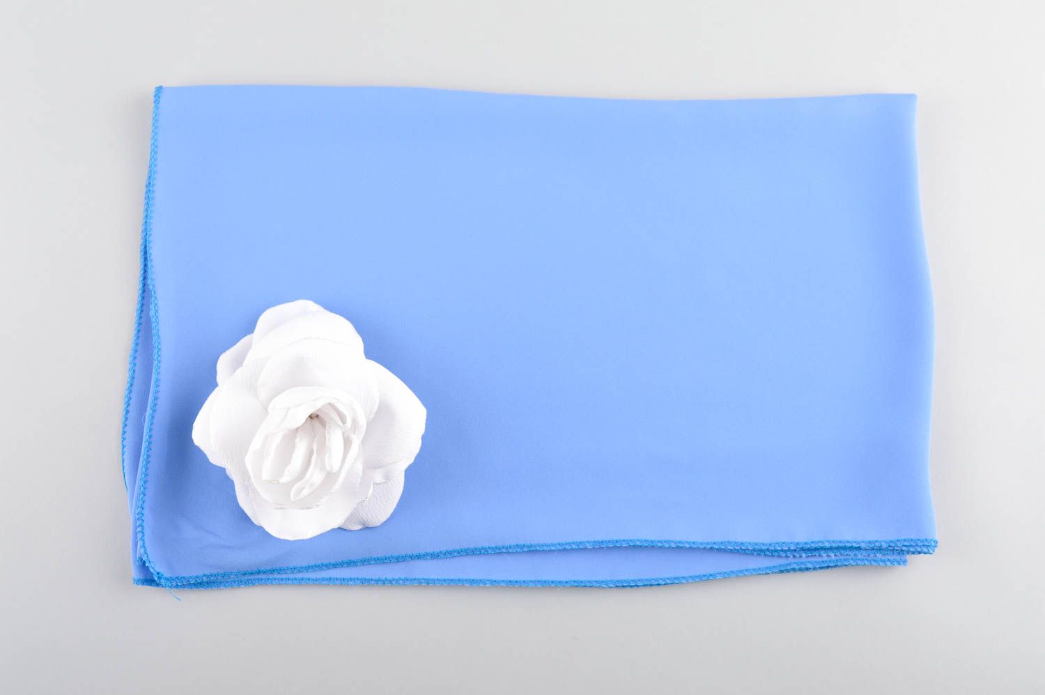 Écharpe bleue femme faite main avec broche fleur blanche Accessoire femme photo 4