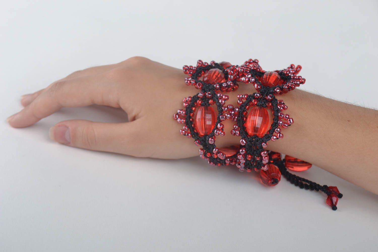 Bracelet large Bijou fait main macramé rouge et noir design Cadeau femme photo 2