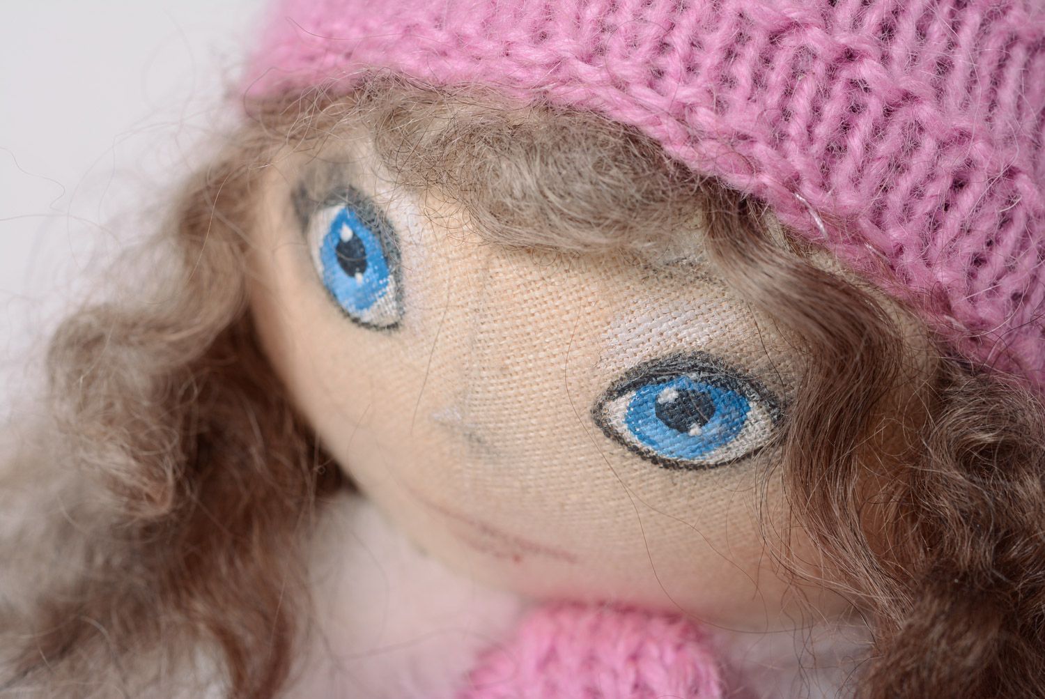 Игрушка кукла из ткани в зимнем наряде симпатичная на подставке хенд мэйд фото 1