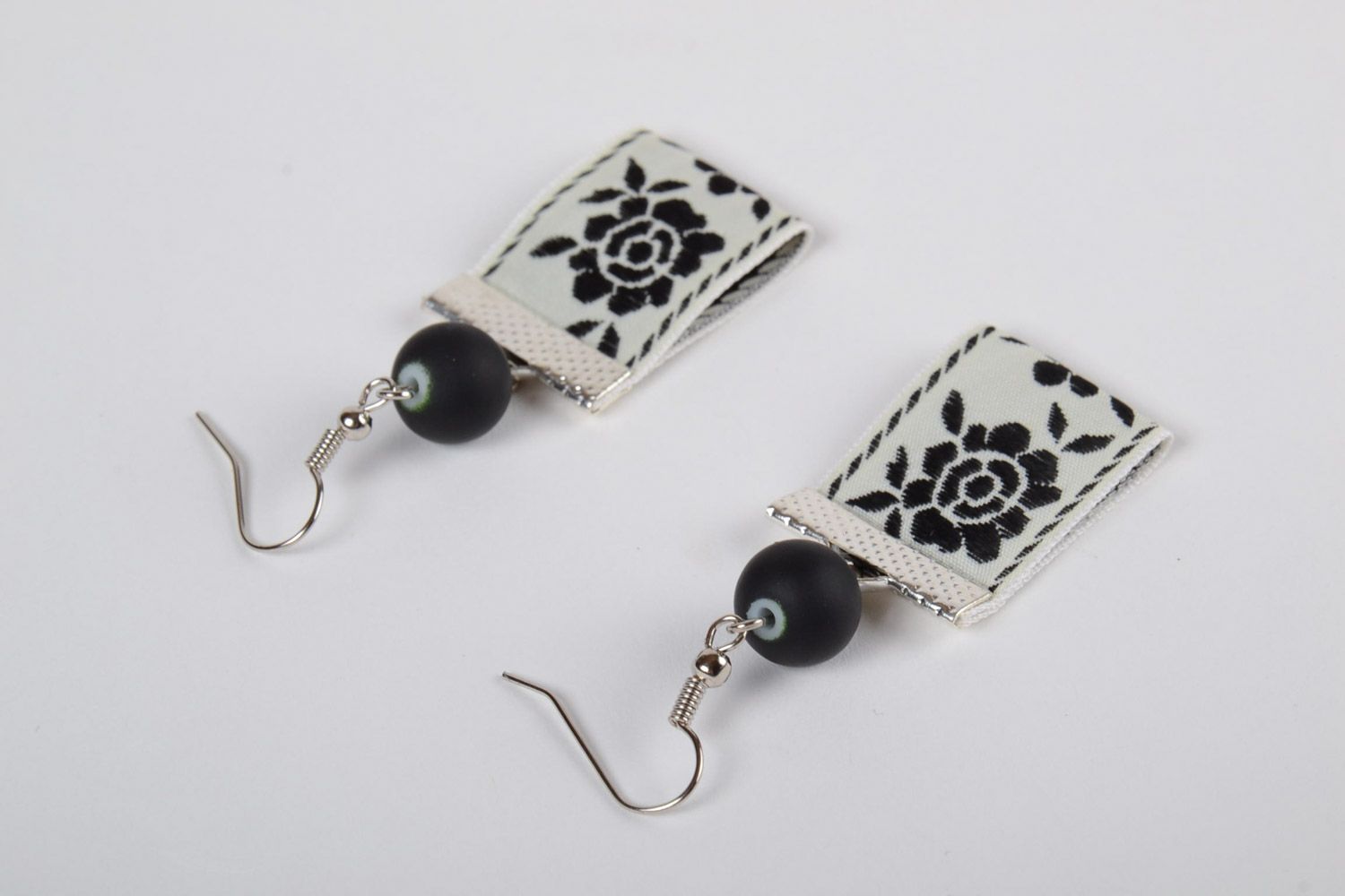 Boucles d'oreilles textiles noir et blanc aux motifs floraux faites main photo 2