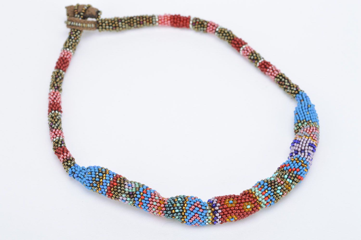 Collier crocheté en perles de rocailles multicolore fait main de style ethnique photo 2