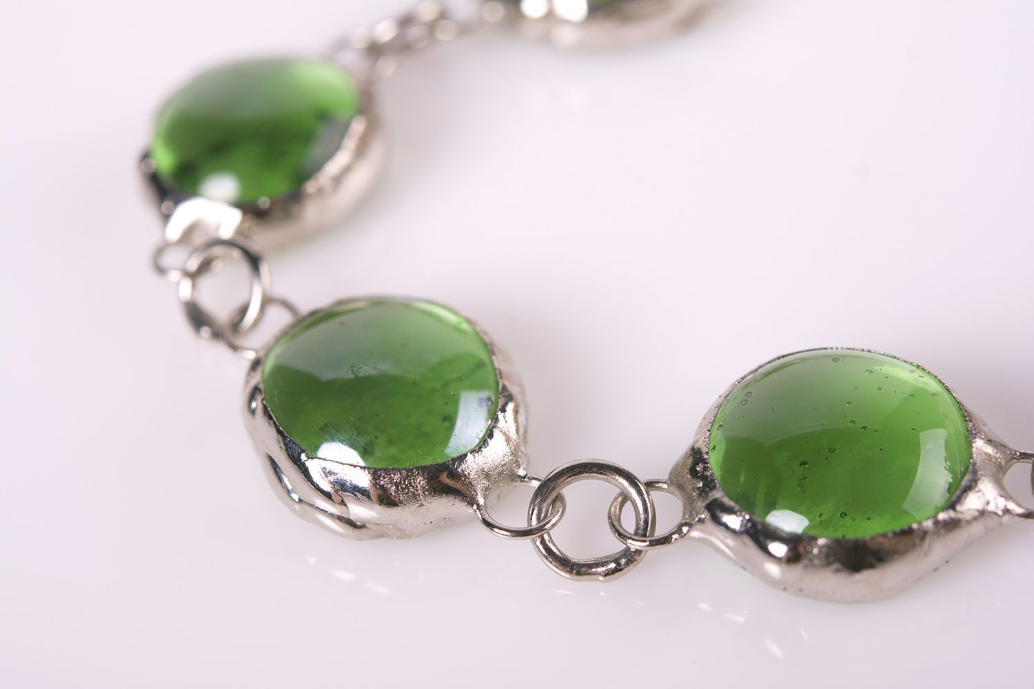 Conjunto de bisutería de metal y vidrio pendientes y pulsera verdes artesanales foto 2
