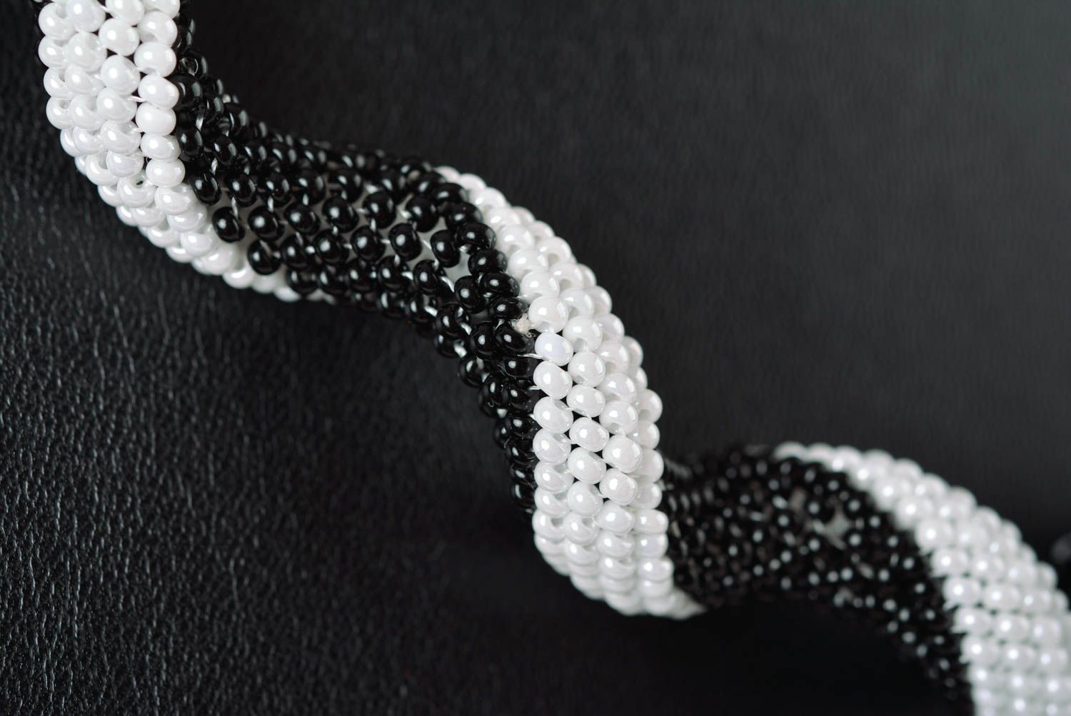 Колье из бисера украшение ручной работы черно-белое ожерелье из бисера фото 5