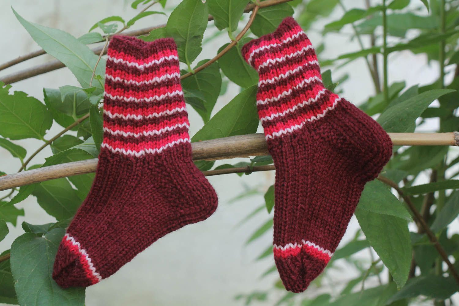 Meias quentes vermelhas tricotadas de lã à mão roupas de mulher artesanais foto 1