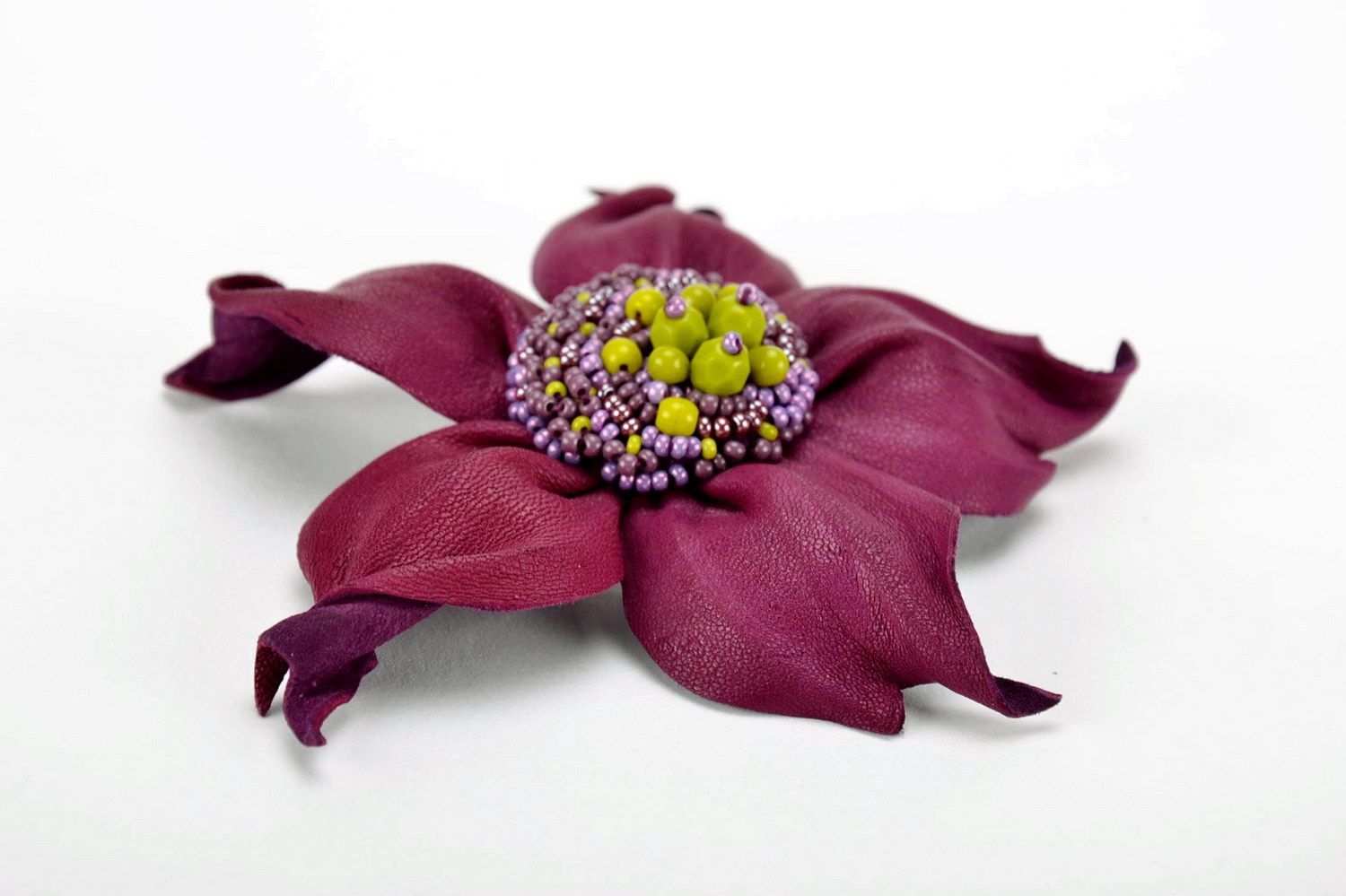 Grampo-broche de couro Flor cor de roxo acessórios artesanais foto 4