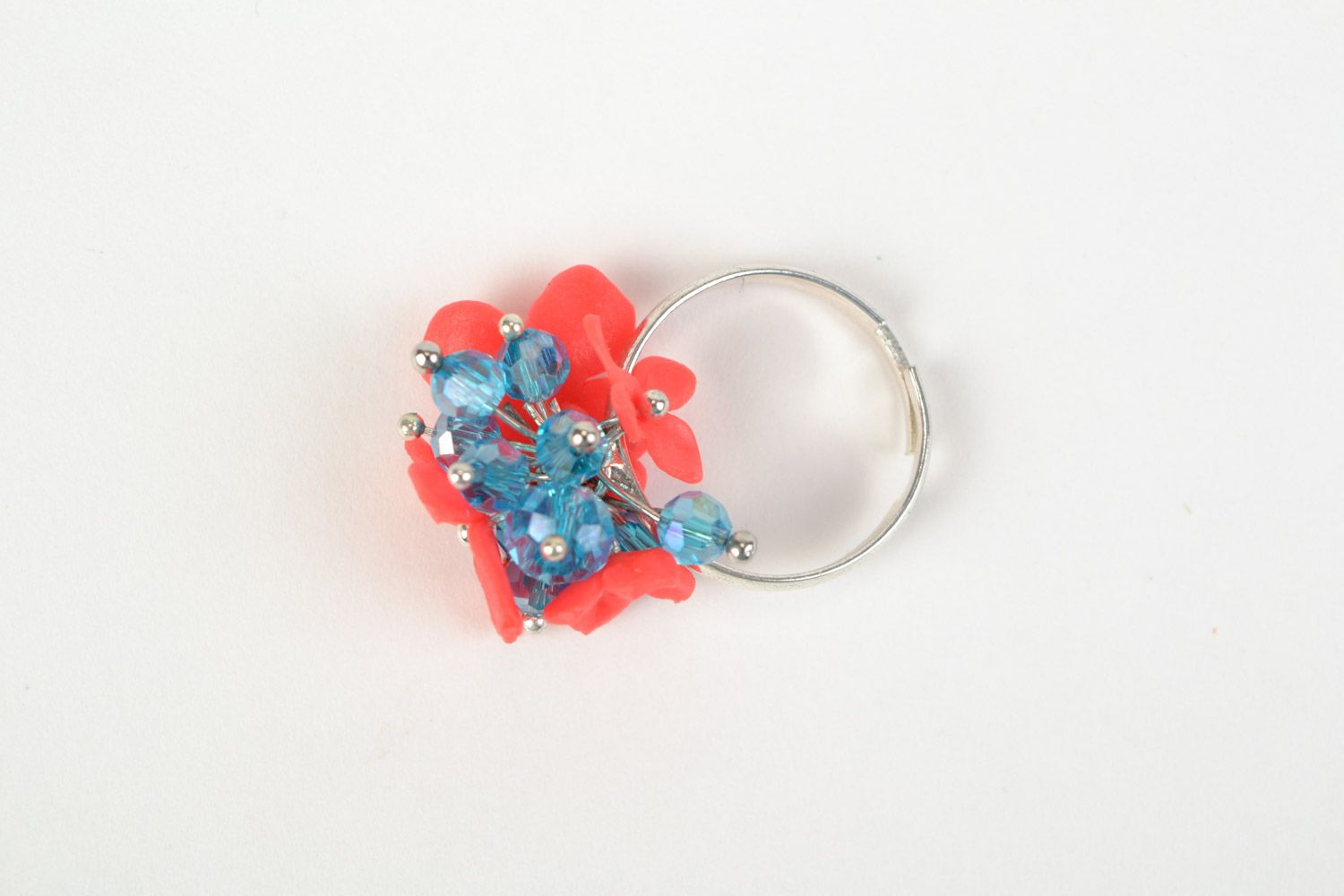 Origineller schöner rosa Blumen Ring aus Polymerton mit Glasperlen Handarbeit  foto 3