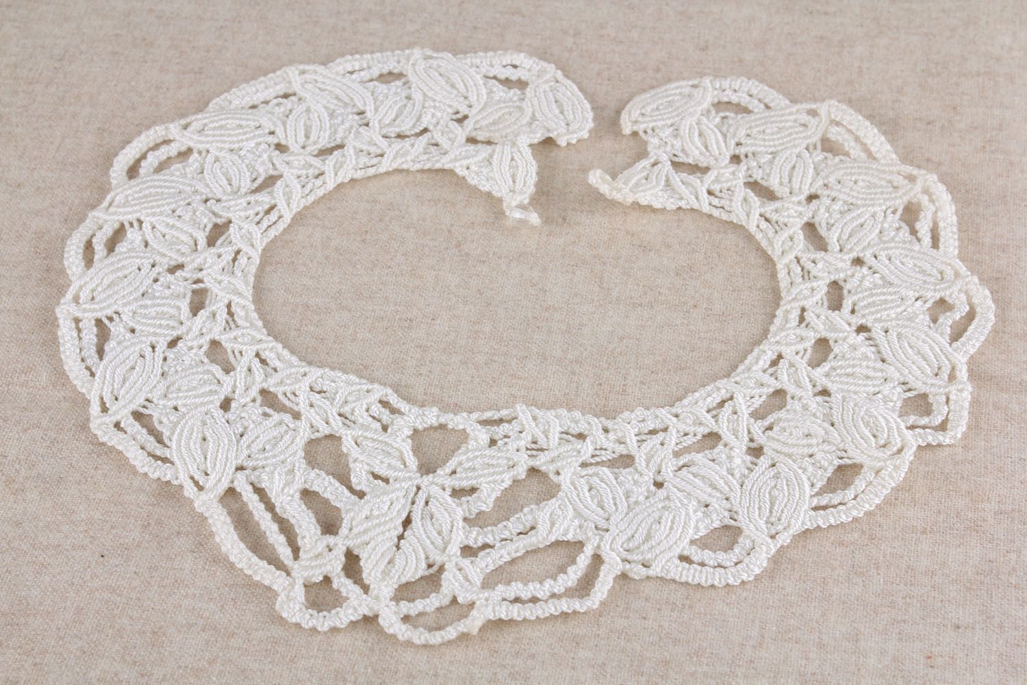White crochet collar photo 2