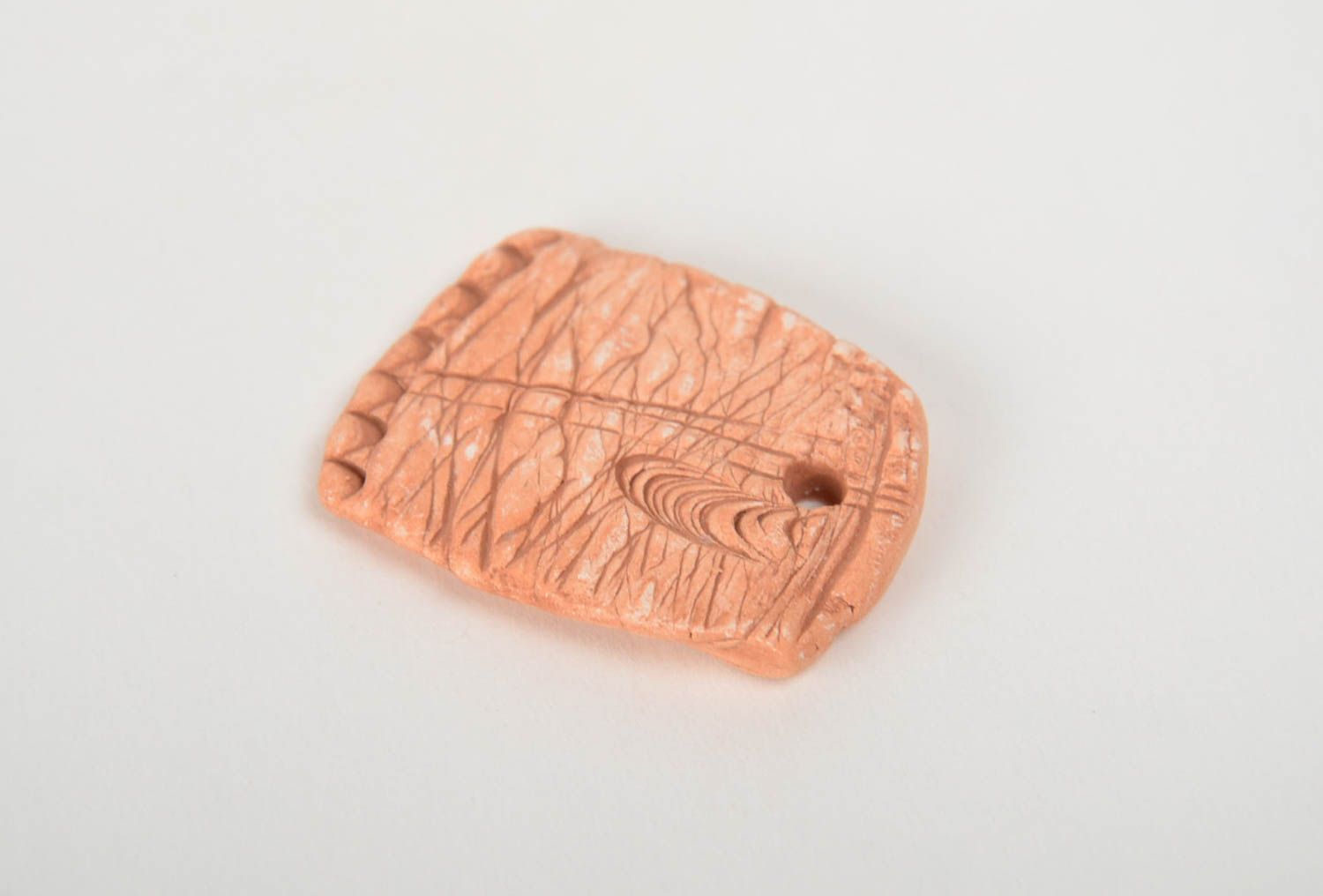 Pendentif en relief modelé en terre cuite de forme originale fait main photo 4