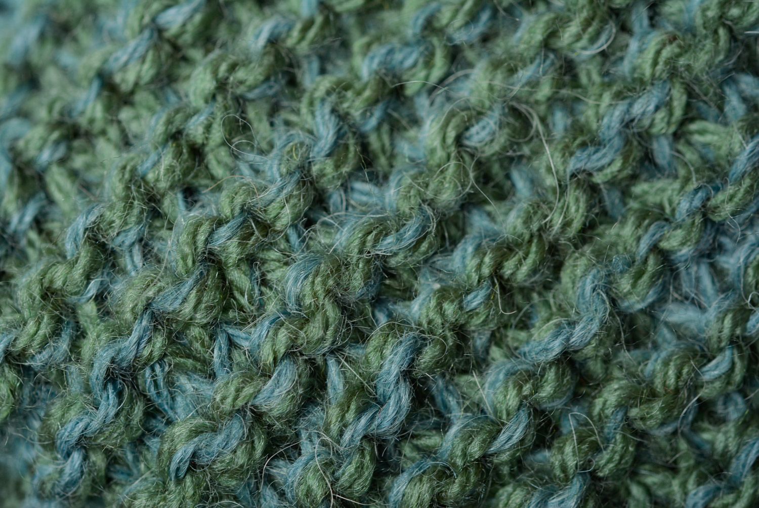 Ensemble tricot pour femme bonnet écharpe et moufles faits main verts originaux photo 3