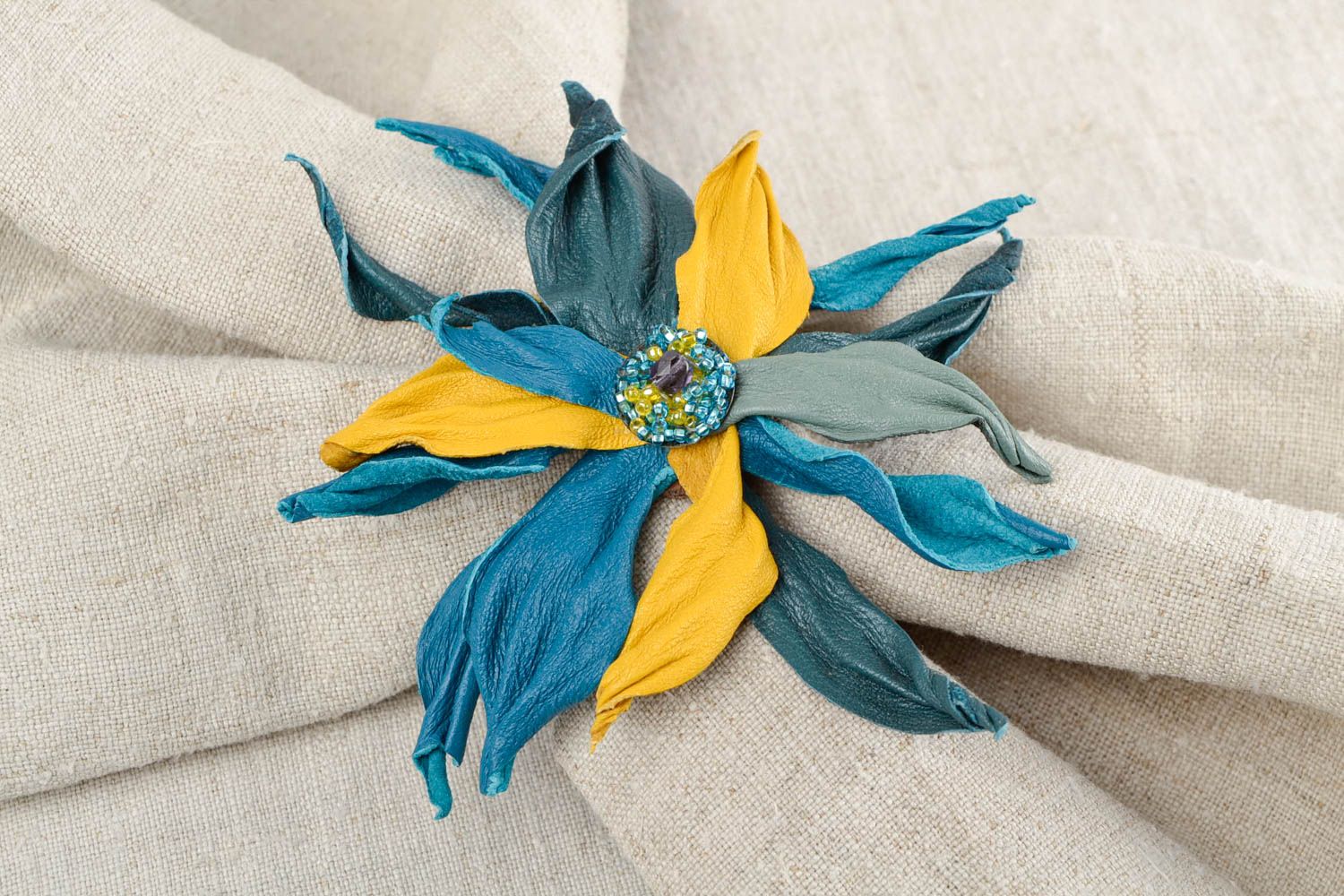 Broche fleur Bijou fantaisie fait main en cuir bleu jaune Accessoire femme photo 1