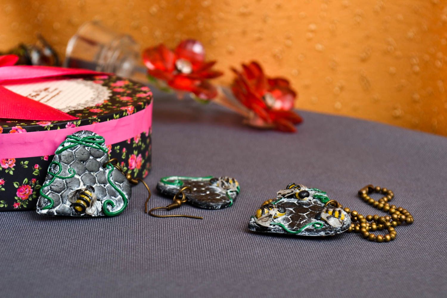 Conjunto de joyas pendientes y colgante bisutería artesanal Corazones originales foto 1