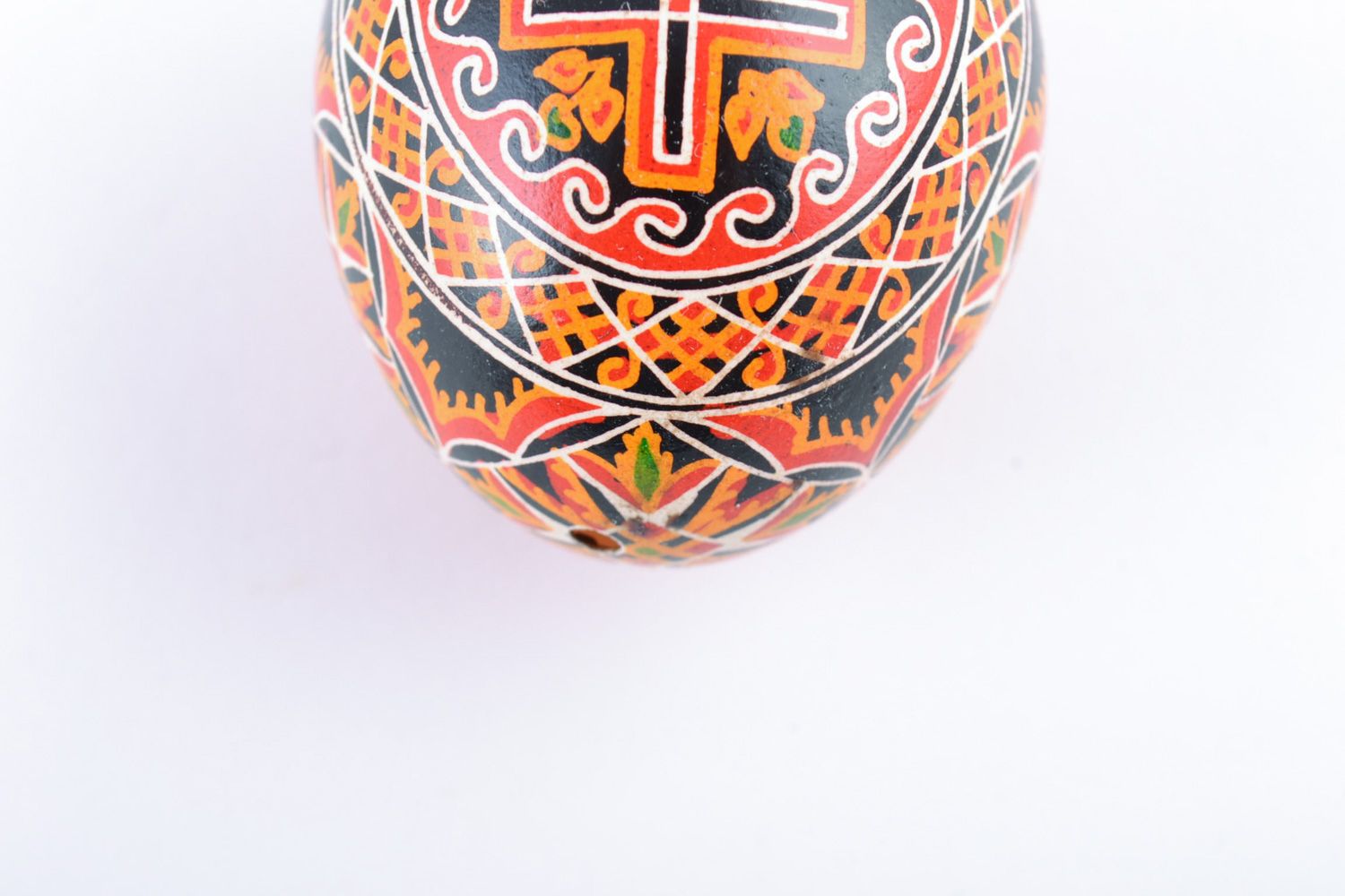 Huevo de Pascua de gallina pintado artesanal con imagen de vela y cruz foto 4
