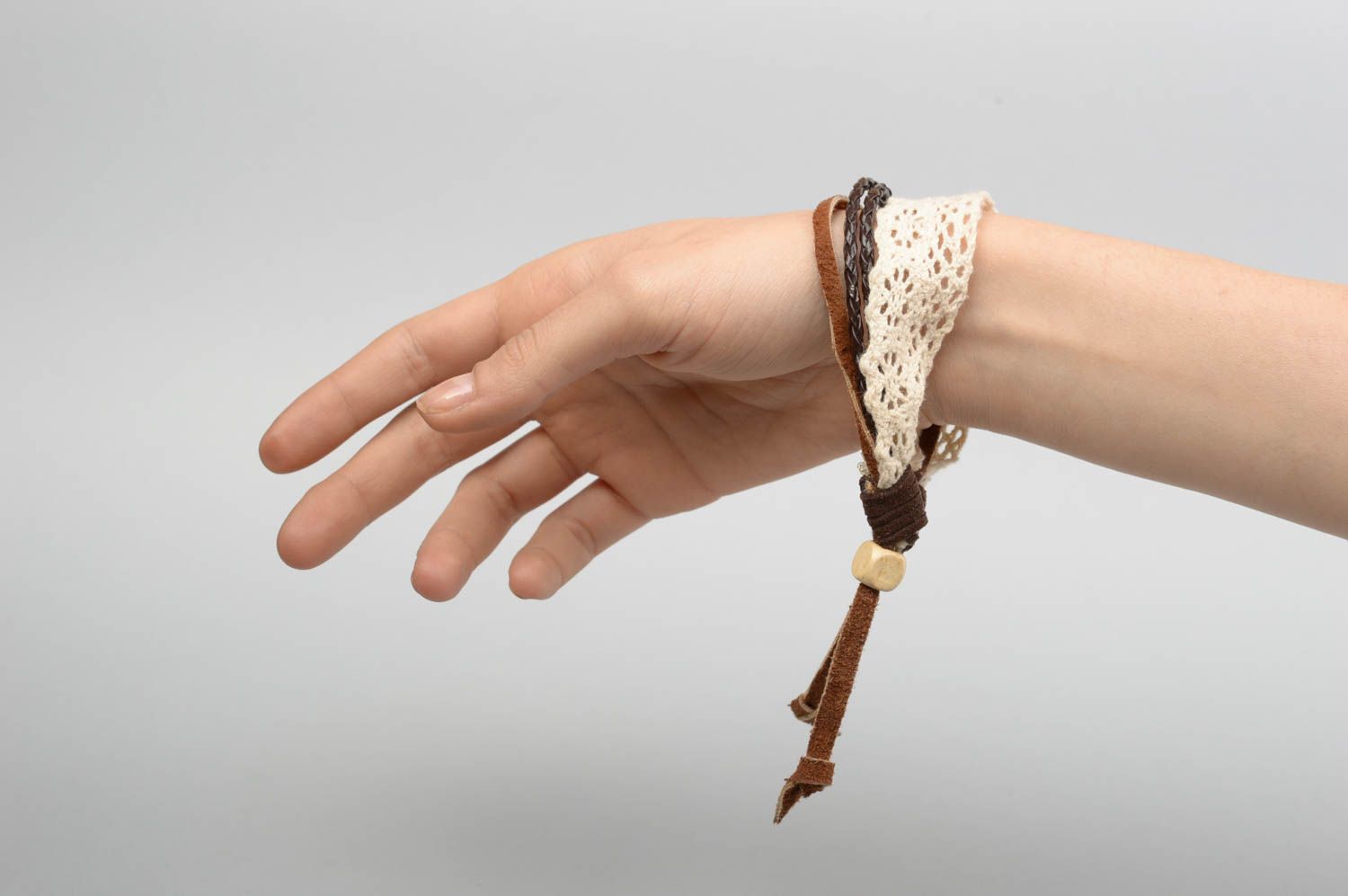 Кожаный браслет ручной работы браслет на руку украшение из кожи с кружевом фото 1
