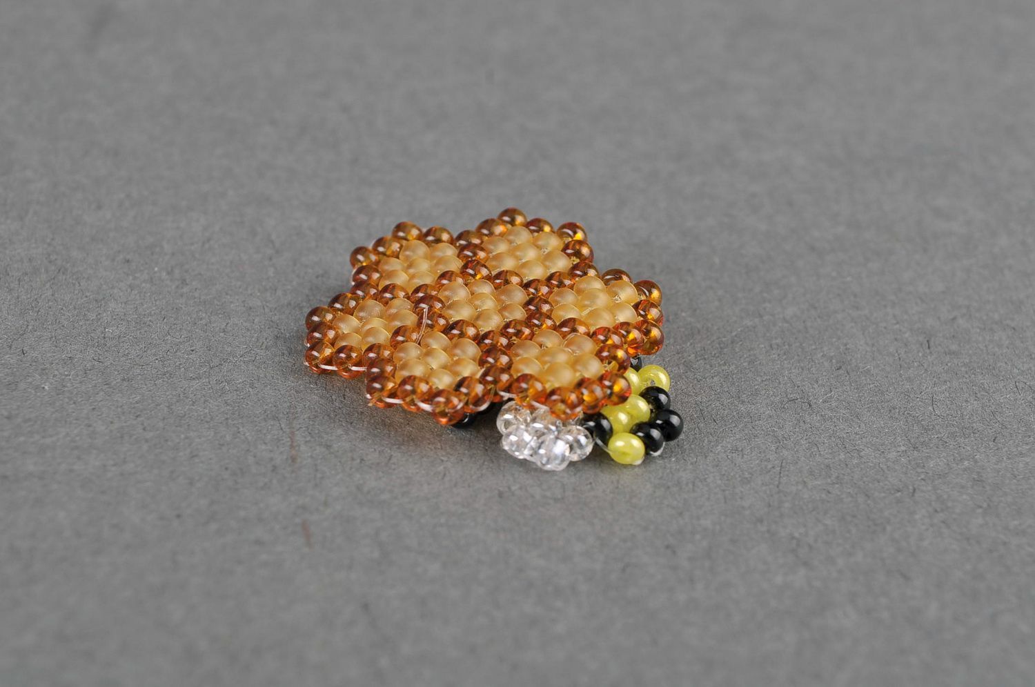 Amuleto a forma di ape fatto a mano accessorio originale di perline
 foto 4