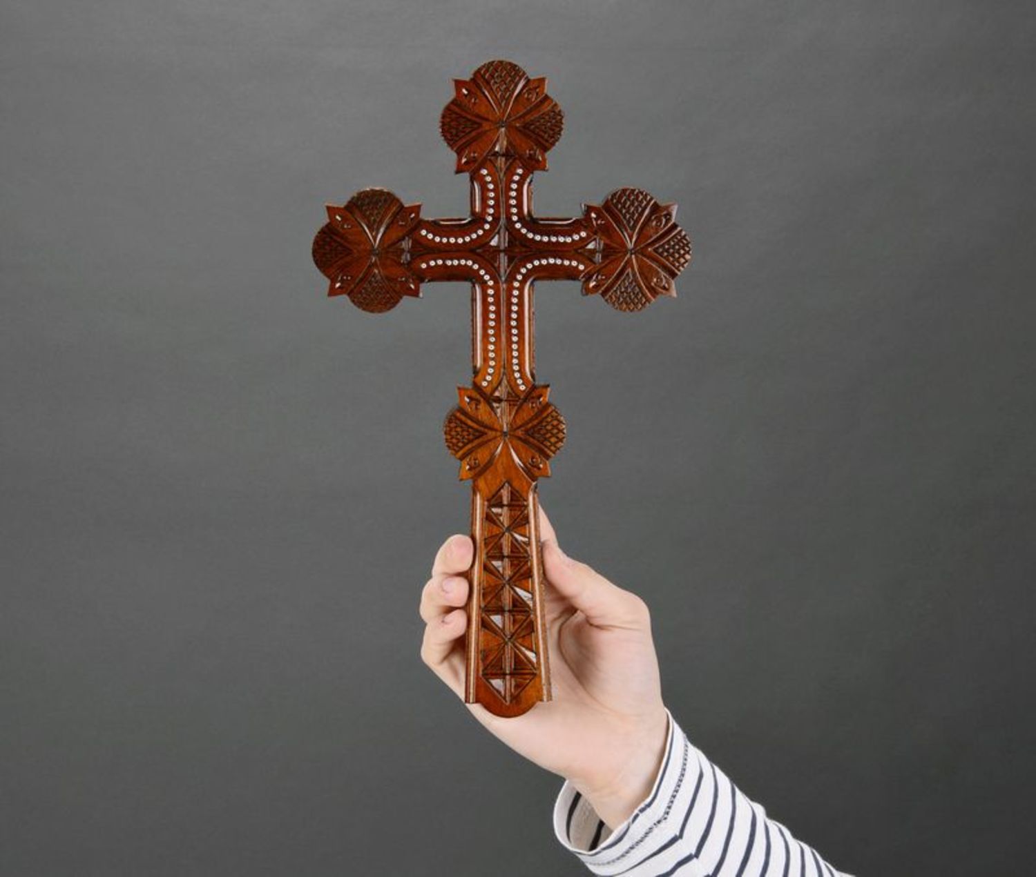Настенный деревянный крест с резьбой фото 2