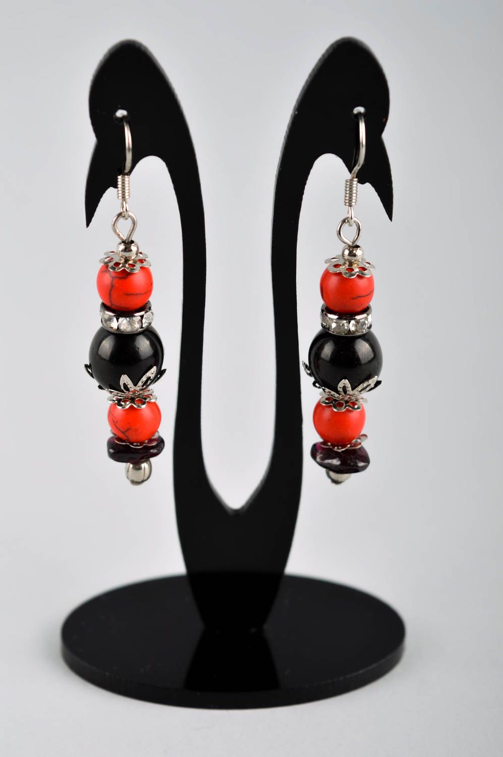 Boucles d'oreilles pendantes Bijou fait main en pierres noir-rouge Cadeau femme photo 2
