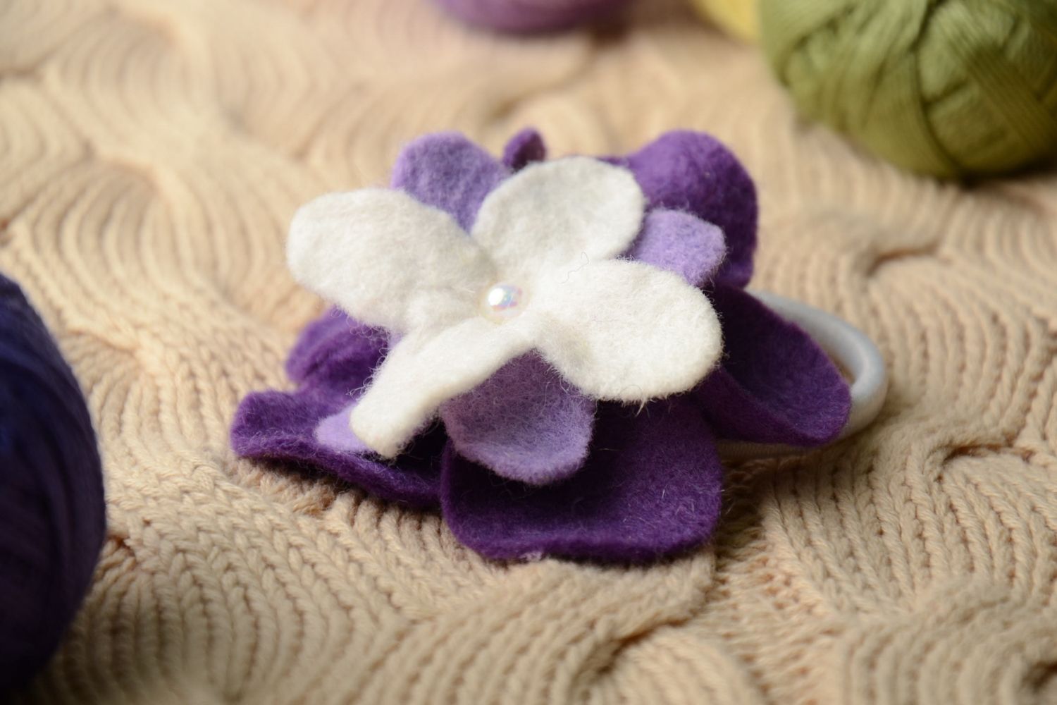 Violetter Haargummi mit Blume aus Filz foto 1