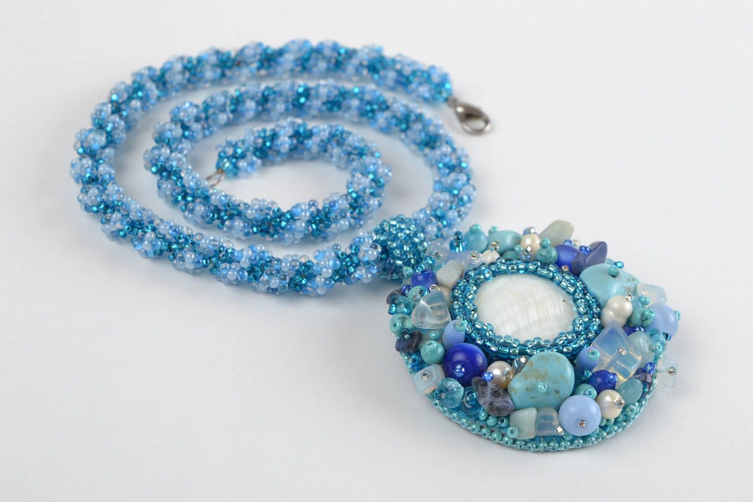 Collier en perles de rocaille et pierres avec pendentif rond fait main bleu photo 4
