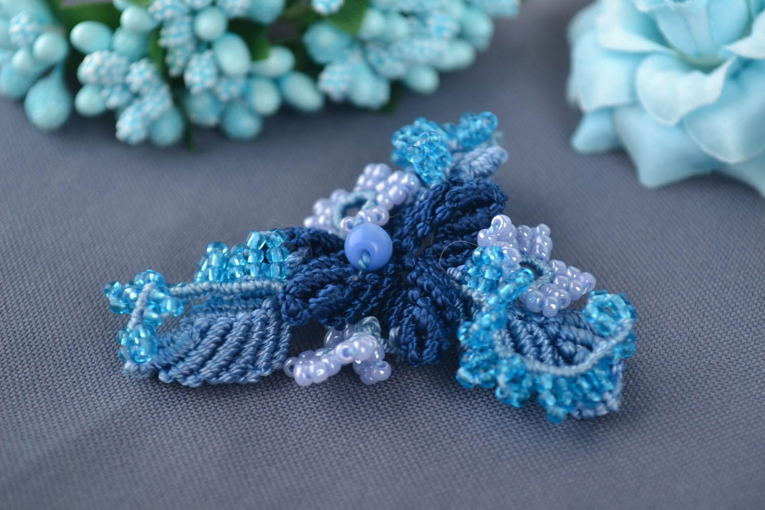 Broche textile fait main Bijou textile Accessoire femme Fleur bleue tressée photo 1