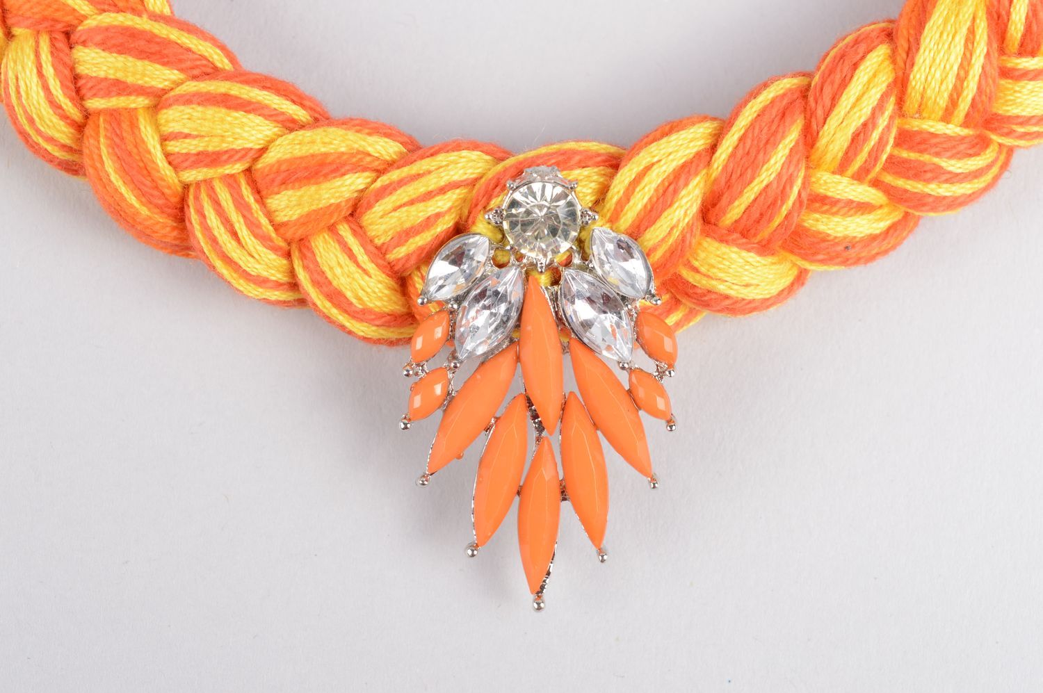 Collier textile Bijou fait main tendance jaune orange en fils Cadeau femme photo 3