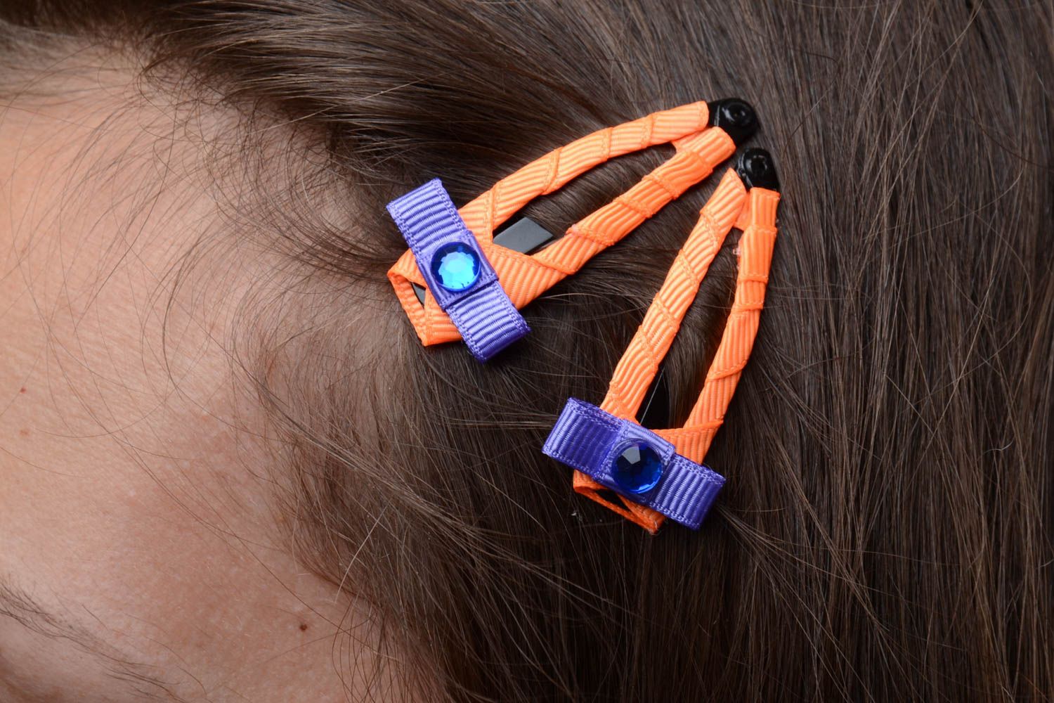 Juego de pinzas para el pelo de niña artesanales con lazos de cintas y estrases de color anaranjado foto 5