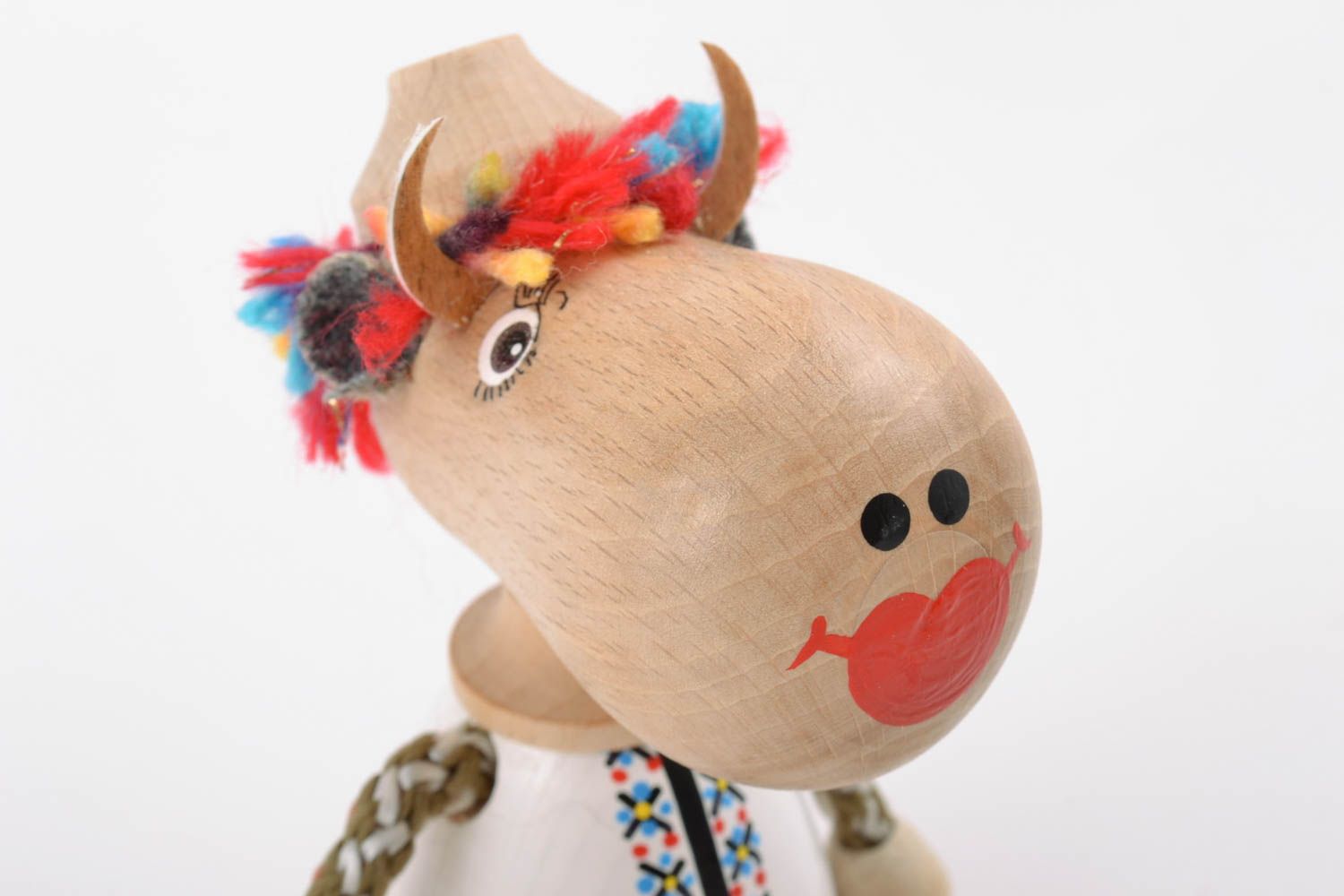 Juguetes de madera ecológicos torro y vaca artesanales pintados para niños foto 5