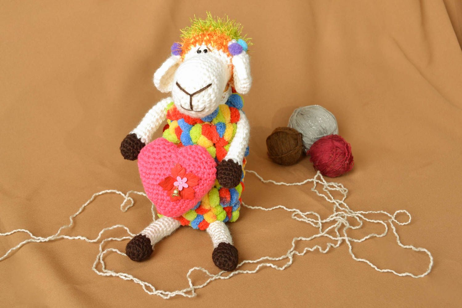 Giocattolo a maglia fatto a mano pupazzo morbido a forma di pecorella con cuore foto 5
