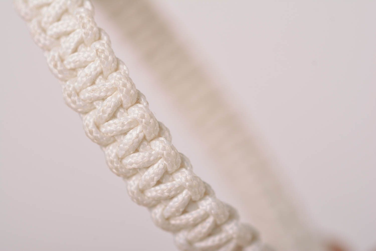 Bracelet blanc Bijou fait main fin tressé macramé design Cadeau pour femme photo 5