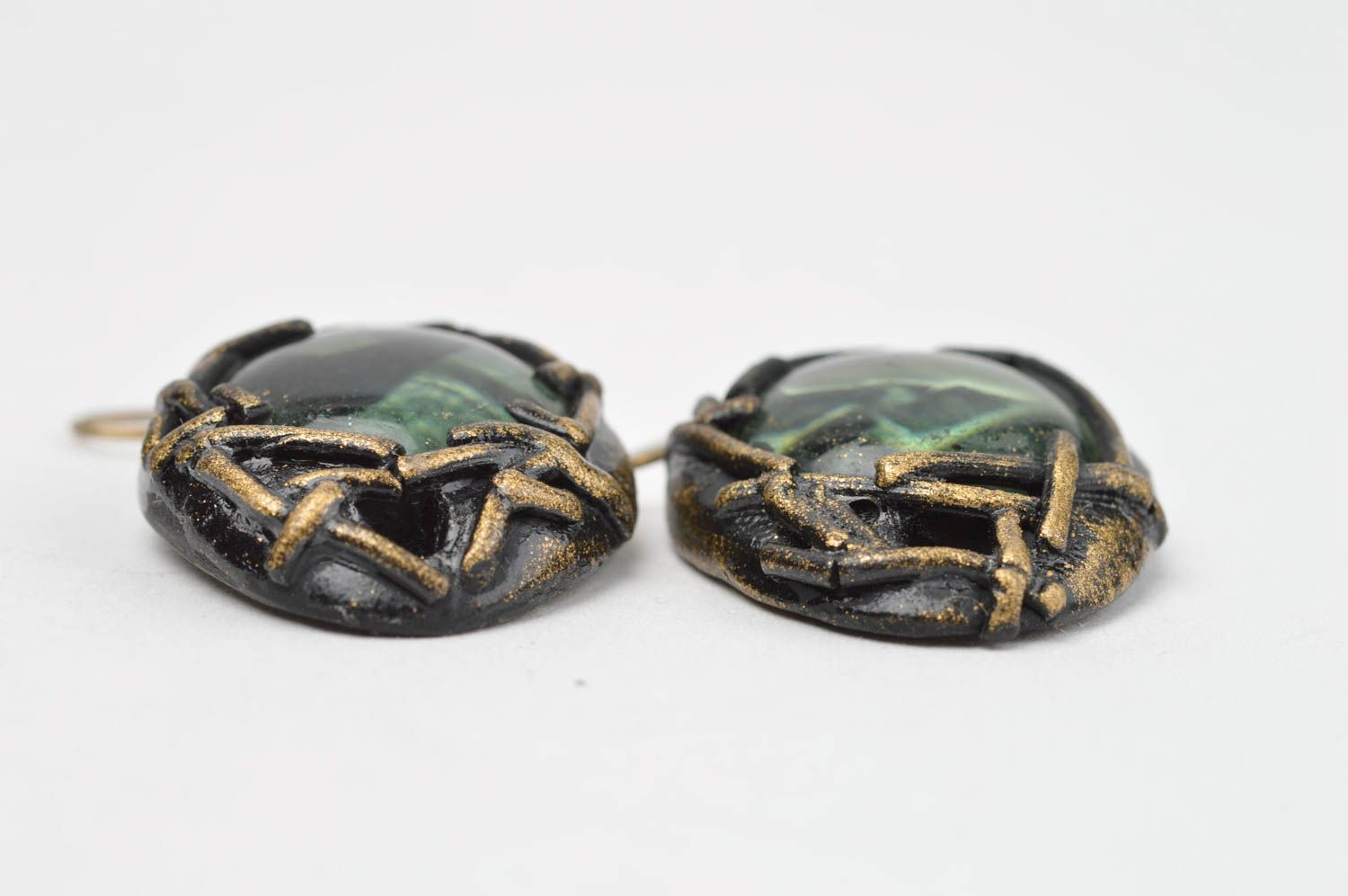 Schwarze Ohrringe aus Glas und Polymerton handmade Schmuck für Frauen foto 3