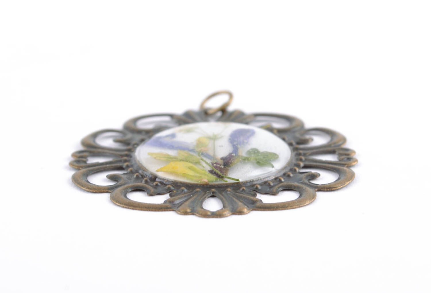 Lacy pendant with real flower coated with epoxy photo 2