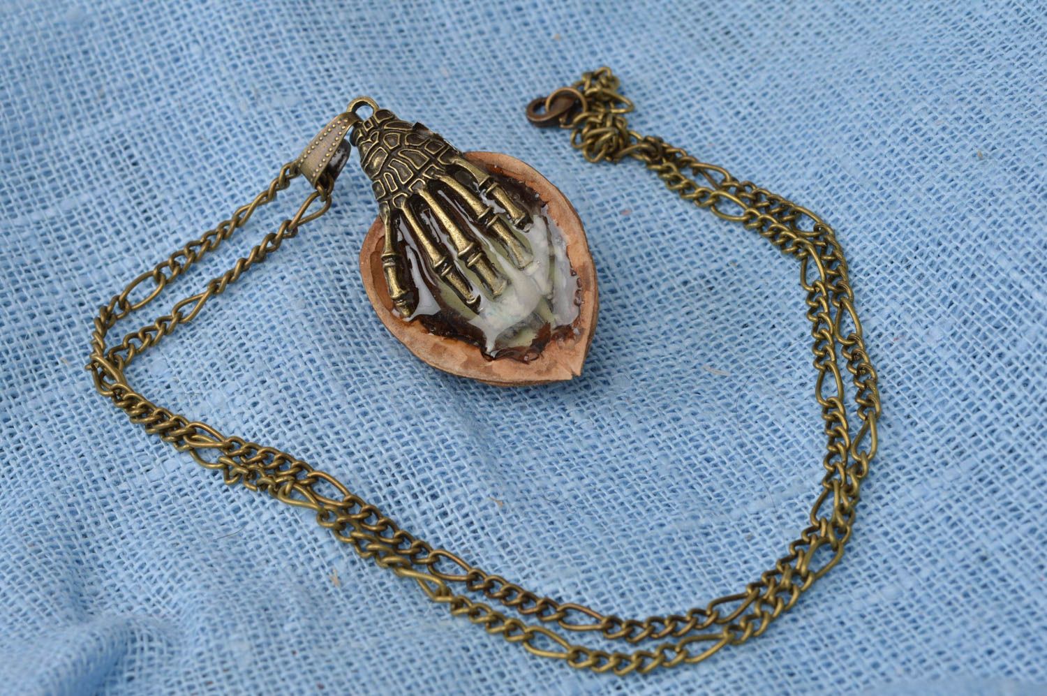 Accessoire pendentif sur chaîne avec main métallique avec noix lumineux photo 2