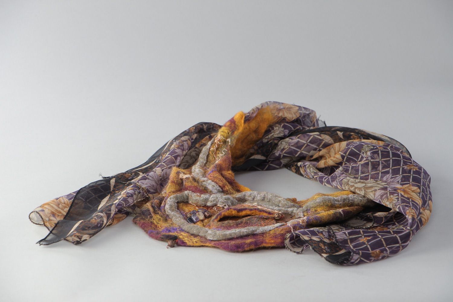 Collar de tela de seda y chifón con lana de fieltro con piedras naturales de ágata y amatista artesanal foto 3