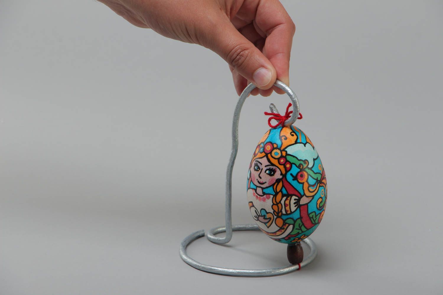 Расписное яйцо на подставке гусиное в восковой технике ручной работы с украинкой фото 5