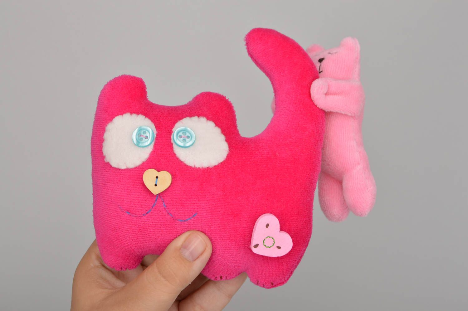 Розовая детская игрушка ручной работы в виде кота с медвежонком симпатичная фото 3
