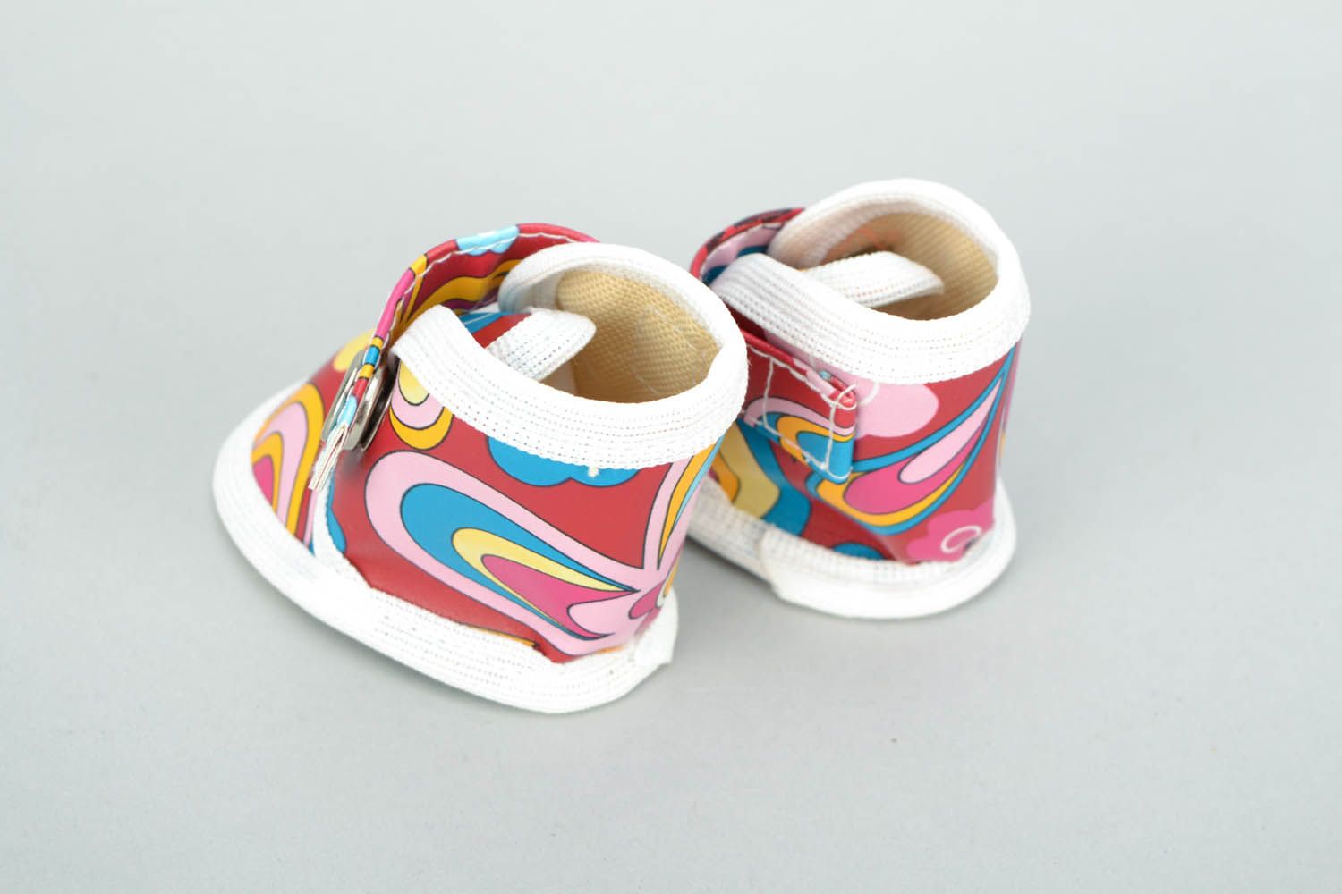Zapatos para muñeca multicolores foto 5