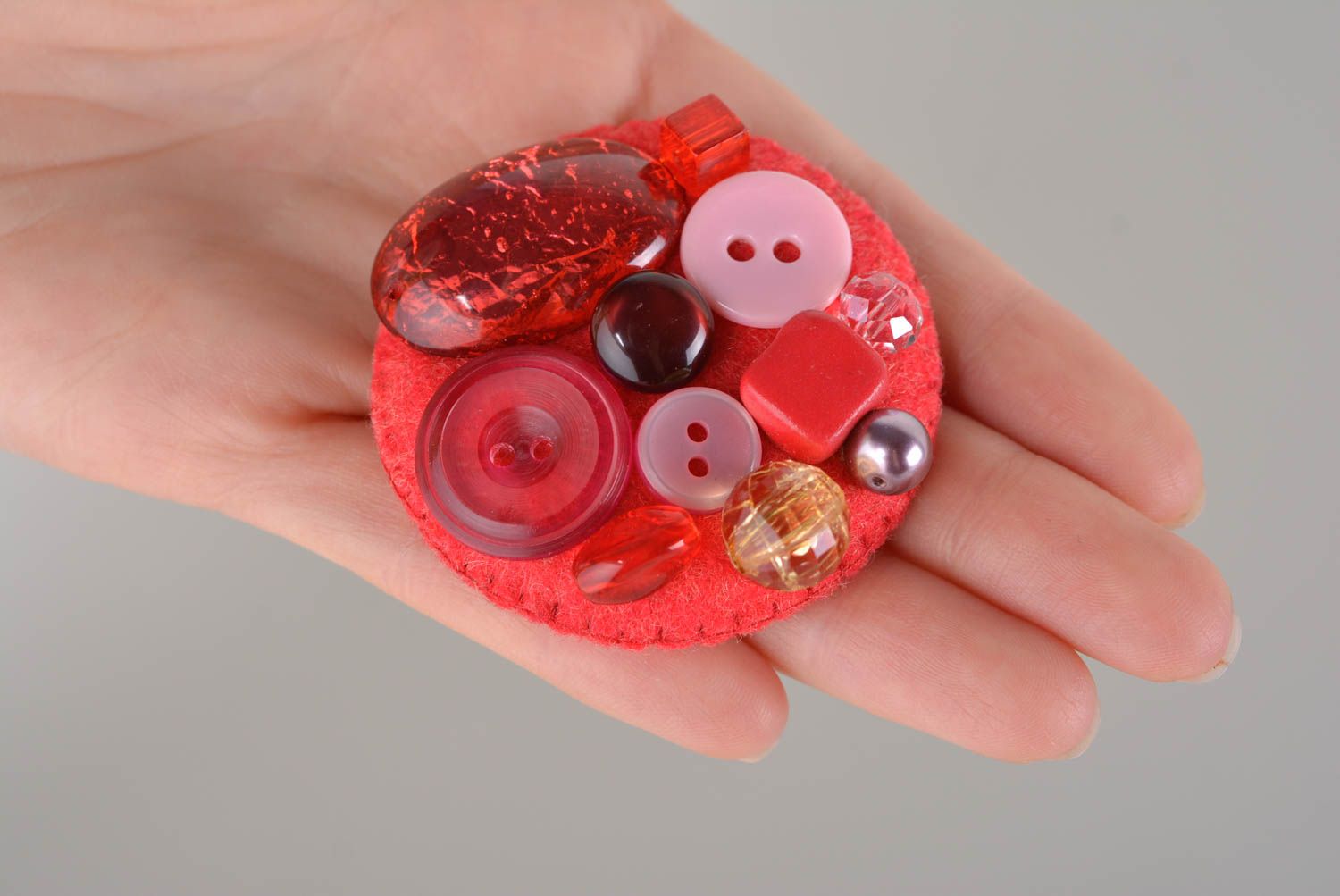 Broche rouge faite main Accessoire femme feutre boutons plastiques Cadeau femme photo 3