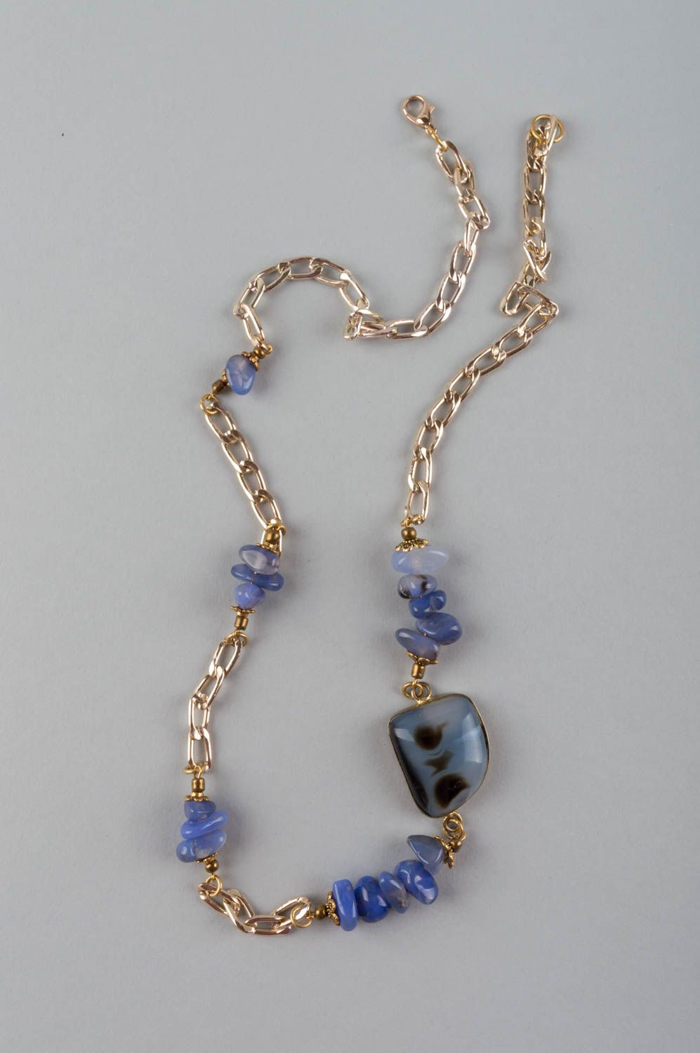 Collier en pierres naturelles d'agate bleu fait main sur chaîne élégant photo 2