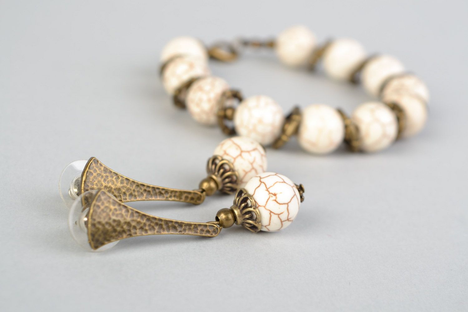 Комплект украшений из натуральных камней браслет и серьги из говлита хэнд мэйд фото 3