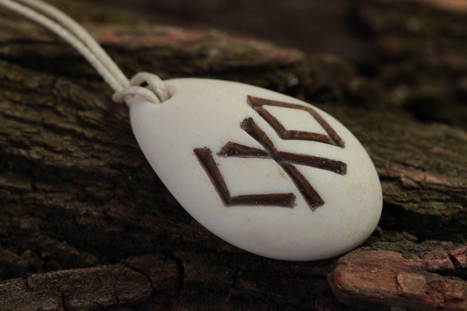 Pendentif blanc fait main Bijou ethnique Accessoire homme ovale avec runes photo 1