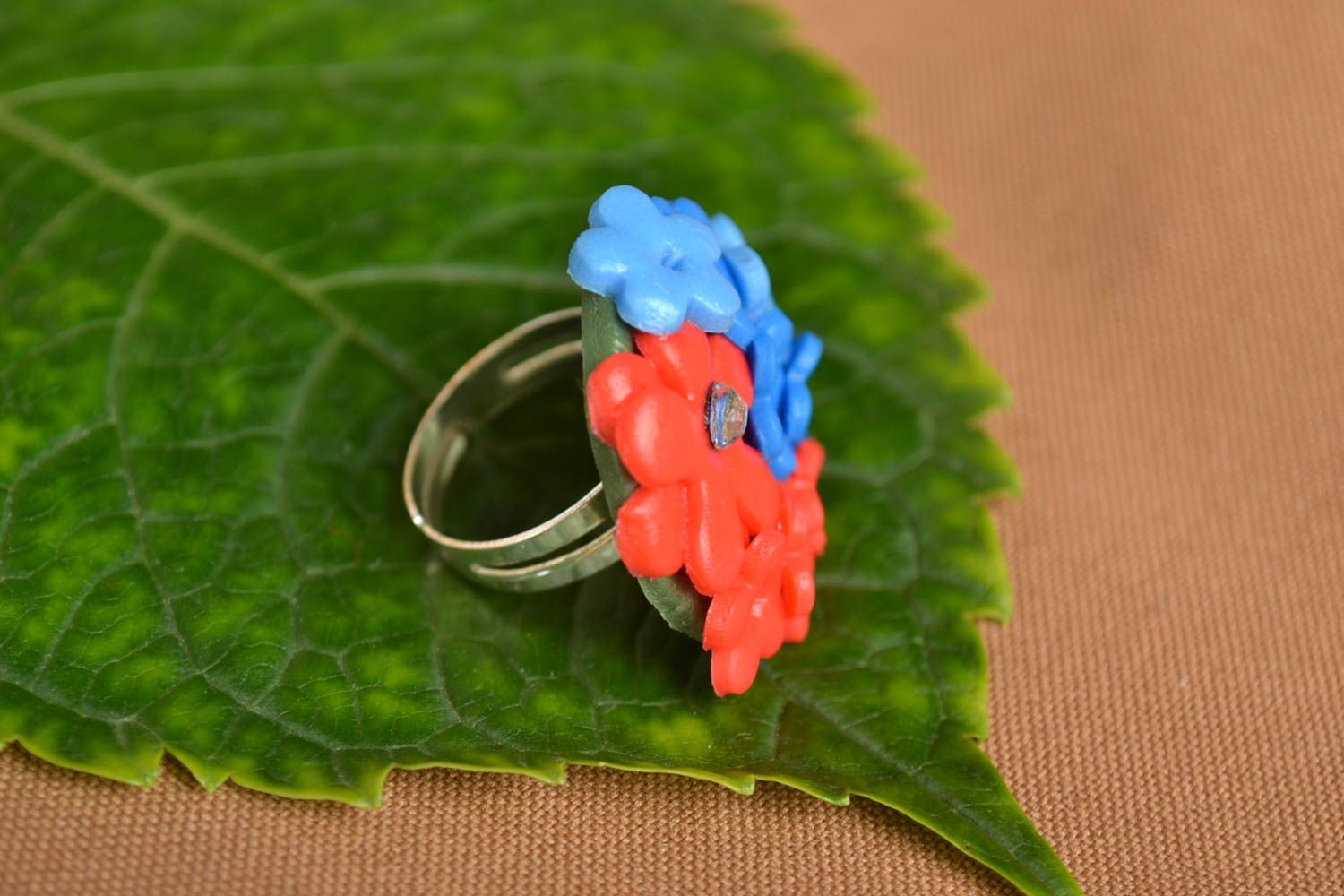 Яркое кольцо из полимерной глины и металлической основы цветочное ручной работы фото 1