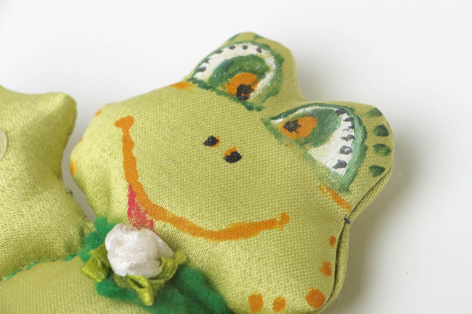 Handmade Kuscheltier Frosch in Grün aus Atlas schön originell Geschenk für Kind foto 2
