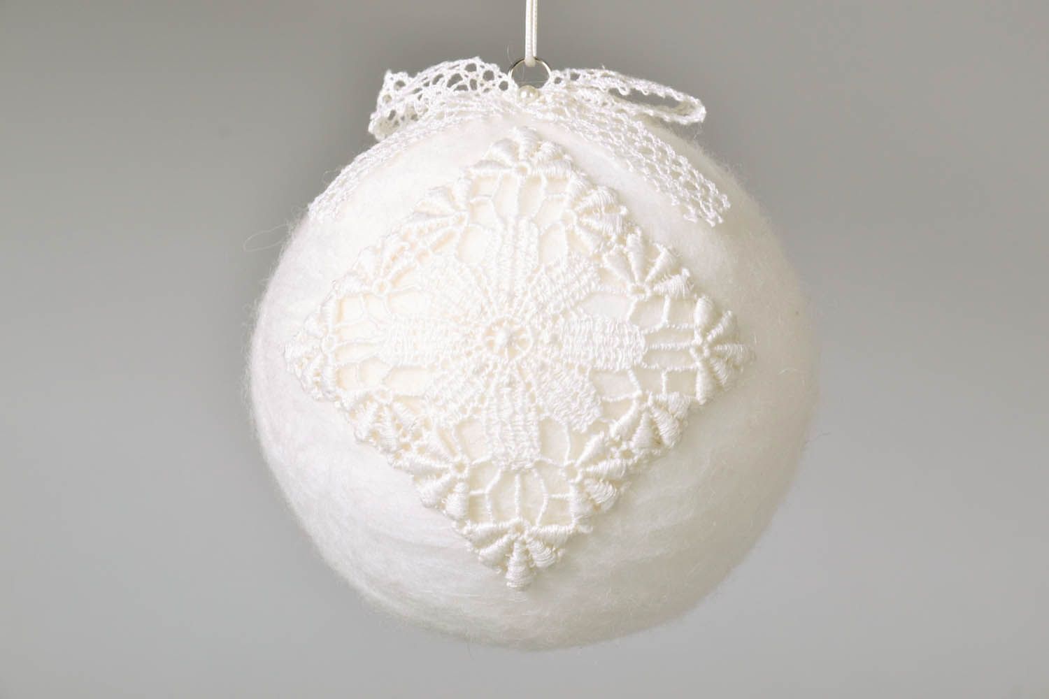 Boule de Noël blanche en laine faite à la main photo 2