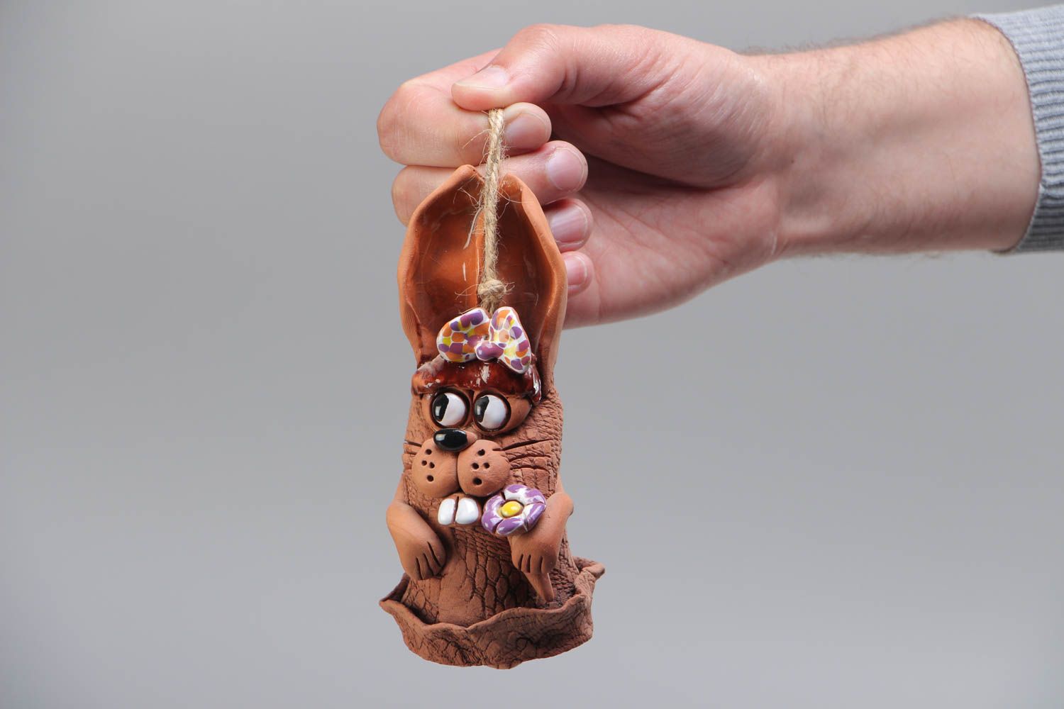 Глиняный колокольчик ручной работы авторский декоративный с петелькой в виде зайца фото 4