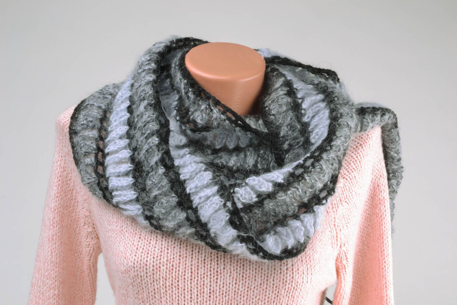 Écharpe tricotée au crochet gris noir photo 1